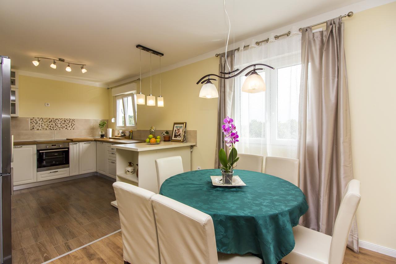 Apartman Maxim Lägenhet Pula Exteriör bild